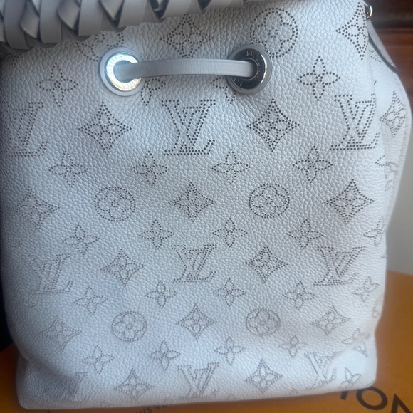 Louis Vuitton - Picture 3 of 3